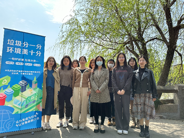 学雷锋、、、捡垃圾、、、净情形 ——“账房女人”巾帼岗开展自愿服务活动