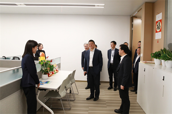 新春开工首日，，，公司向导班子慰问驻楼各单位员工