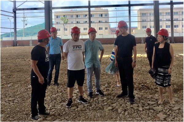 公司董事长袁仁军、、总司理张端清一行赴海盐新质料公司考察指导