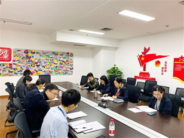 公司党委委员潘洁深入下层党支部转达十九届四中全会精神