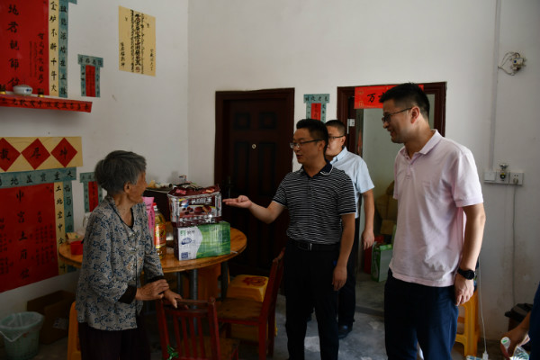 公司党委副书记丁开国一行赴四川省香炉村开展扶贫慰问和调研活动