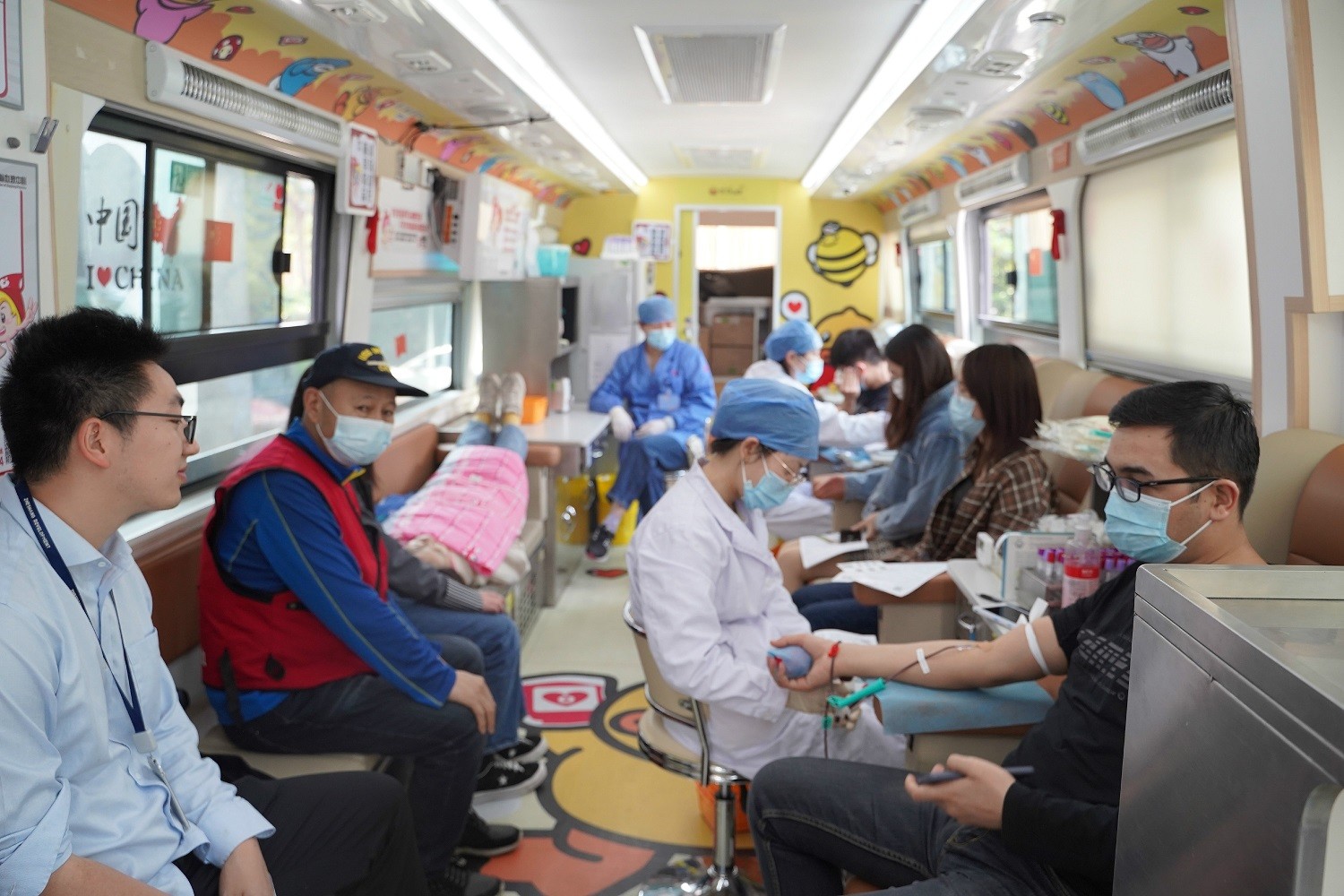 启示公益社| 情暖三月学雷锋 交投铁军献热血