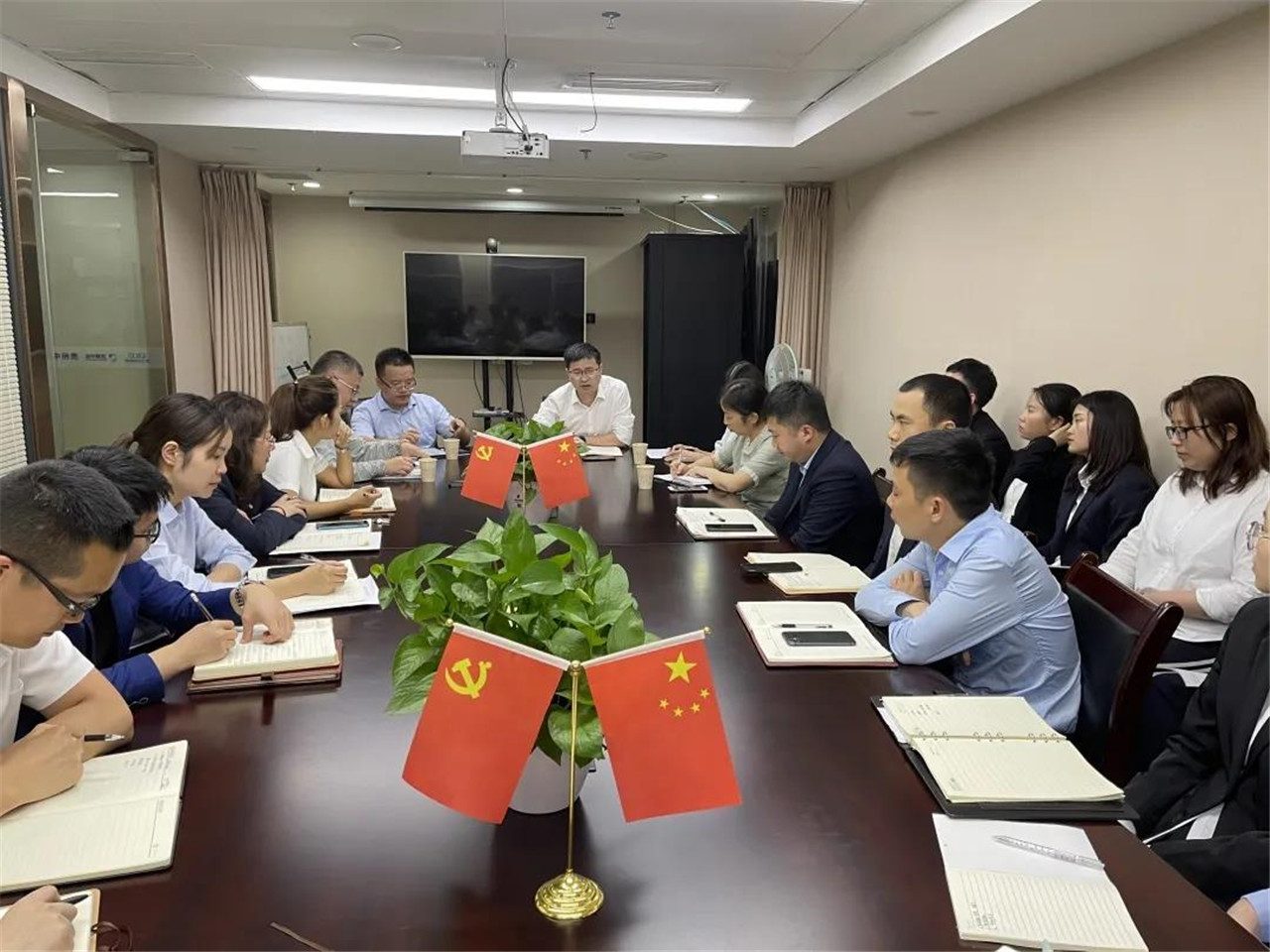 公司党委副书记、、副董事长丁开国一行赴贵州腾博汇游戏官网调研指导事情