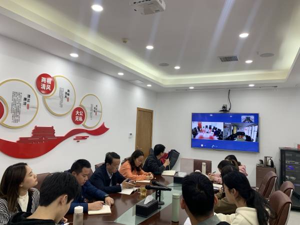公司党委副书记、总司理张端清为下层联系点宣讲党的十九届六中全会精神