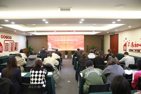 公司党委书记、董事长袁仁军为下层联系点宣讲党的十九届六中全会精神