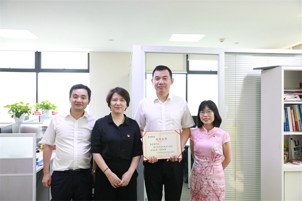 公司党委副书记、、、纪委书记、、、工会主席许泓探望在杭“两优一先”受表扬代表并揭晓奖牌证书