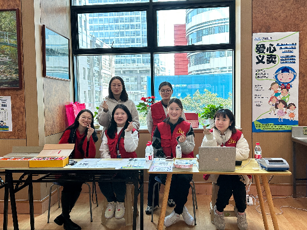 “希望能帮到大凉山的孩子们”，，这场义卖爱心涌动