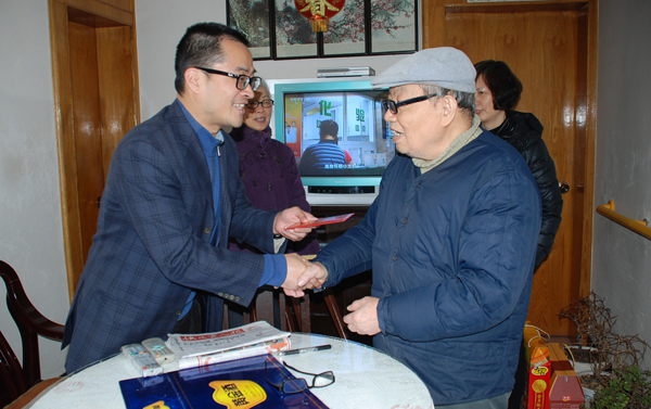 公司向导走访慰问难题职工和离退休老同志