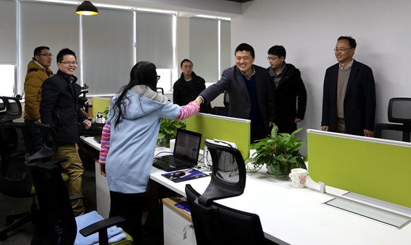 袁仁军董事长带队到各职能部分、驻长营业单位贺年